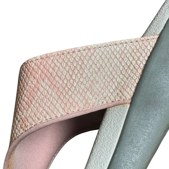 Cloudsteppers by Clarks pink/white/gold snakeskin print cushioned flip flops 10 - Picture 6 of 6